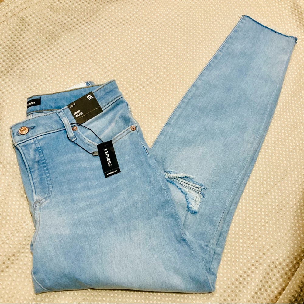Express Curvy Mid Rise Light Wash Ripped Skinny Jeans
